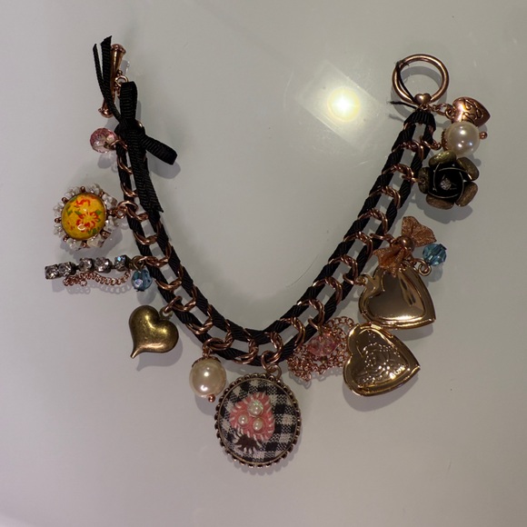 Betsey Johnson charm bracelet - Picture 5 of 5